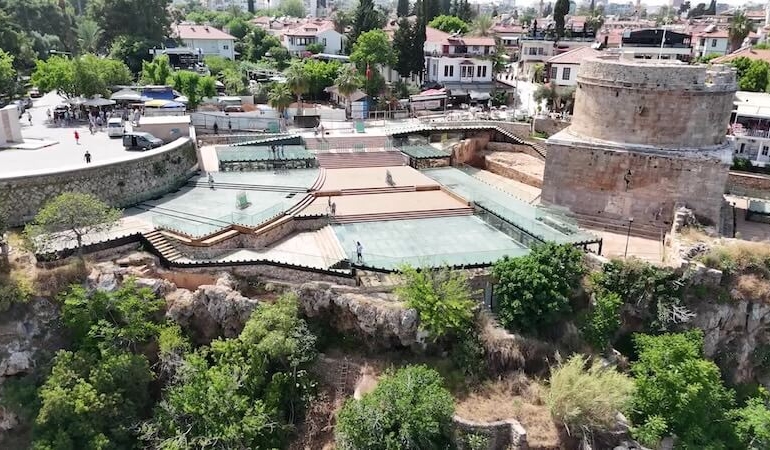 Tarihi Hıdırlık Kulesi'nde Modanın Büyülü Gecesi: Cihan Nacar Defilesi